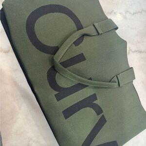 Curves by Sean Brown Two-Tone Knit Tote (Deep Olive/Black)